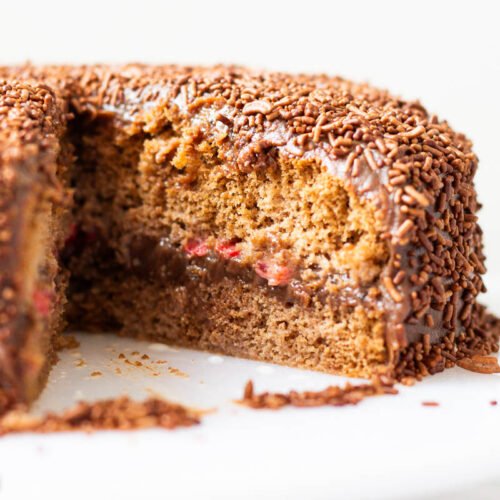 Receita de bolo nega maluca fofinho e molhadinho, com recheio de brigadeiro e morangos. Muito fácil de fazer, perfeito para crianças.