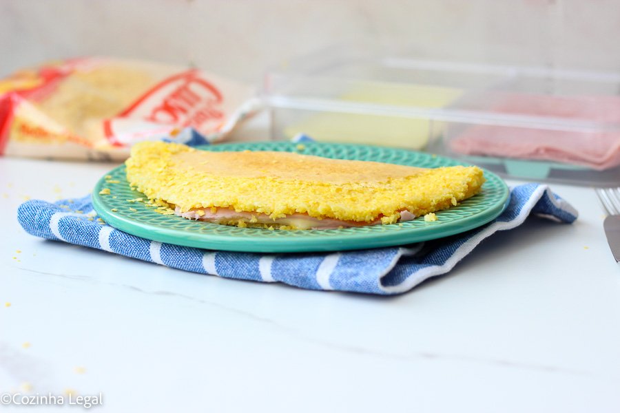 Receita de cuscuz de frigideira rápida, prática e sem cuscuzeira. Ideal para café da manhã, lanche ou jantar leve. Veja como fazer.