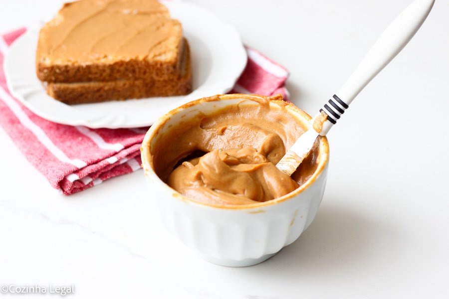 Doce de leite sem açúcar fácil e econômico, feito com leite desnatado. Receita saudável pronta em cerca de 15 minutos.