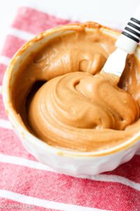 Doce de leite sem açúcar fácil e econômico, feito com leite desnatado. Receita saudável pronta em cerca de 15 minutos.