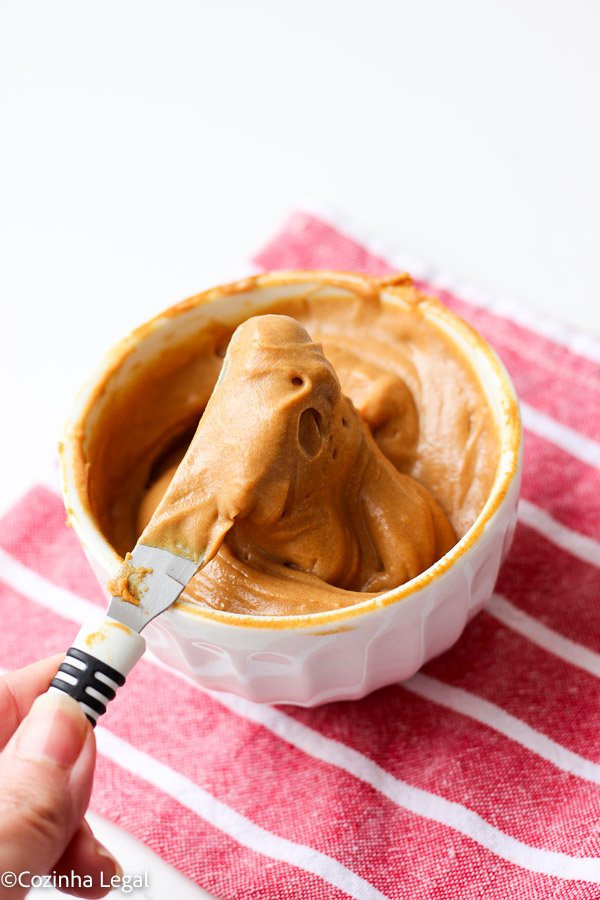 Doce de leite sem açúcar fácil e econômico, feito com leite desnatado. Receita saudável pronta em cerca de 15 minutos.