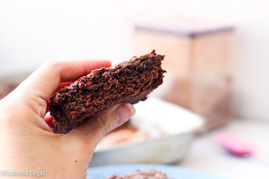 Aprenda agora mesmo a fazer a verdadeira receita do brownie de chocolate americano. Essa receita fica pronta em 15 minutos (mais o tempo do forno) e rende 15 pedaços.