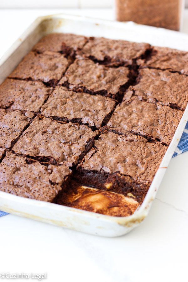 Aprenda agora mesmo a fazer a verdadeira receita do brownie de chocolate americano. Essa receita fica pronta em 15 minutos (mais o tempo do forno) e rende 15 pedaços.