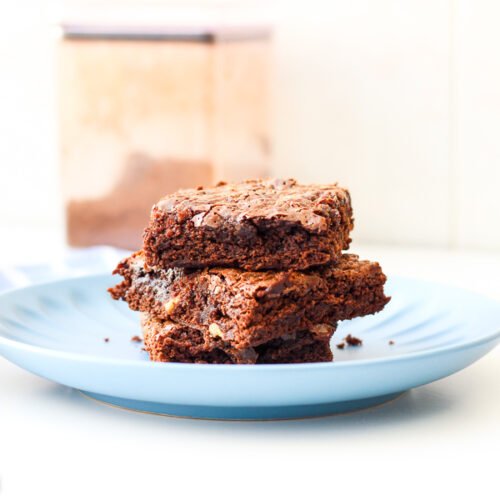 Aprenda agora mesmo a fazer a verdadeira receita do brownie de chocolate americano. Essa receita fica pronta em 15 minutos (mais o tempo do forno) e rende 15 pedaços.