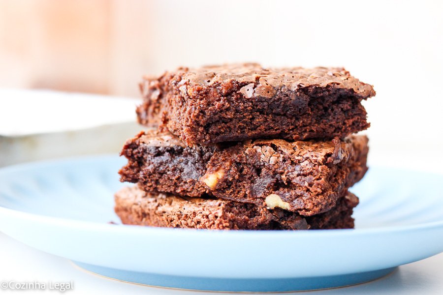 Aprenda agora mesmo a fazer a verdadeira receita do brownie de chocolate americano. Essa receita fica pronta em 15 minutos (mais o tempo do forno) e rende 15 pedaços.