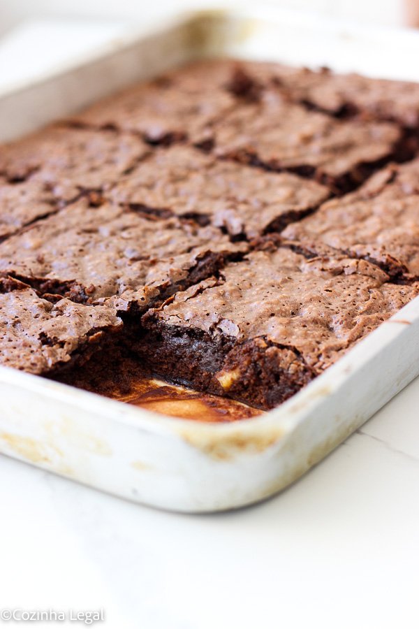 Aprenda agora mesmo a fazer a verdadeira receita do brownie de chocolate americano. Essa receita fica pronta em 15 minutos (mais o tempo do forno) e rende 15 pedaços.