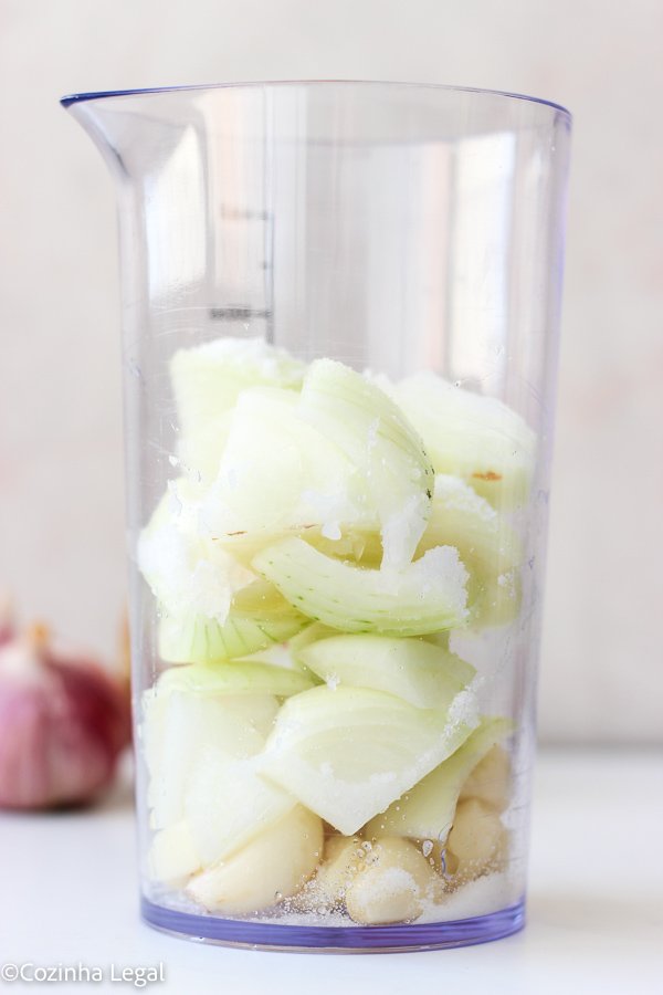 Aprenda a fazer tempero caseiro com 3 ingredientes, simples e econômico. Mais saboroso que o industrializado. Ideal para frango, arroz, carnes e legumes.