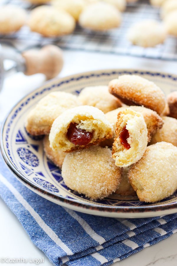Aprenda a fazer o melhor biscoito de nata com goiabada da internet. Receita que derrete na boca. Perfeito para acompanhar um café fresquinho.