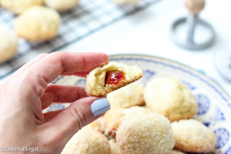 Aprenda a fazer o melhor biscoito de nata com goiabada da internet. Receita que derrete na boca. Perfeito para acompanhar um café fresquinho.