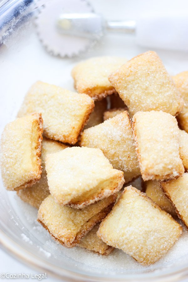 Aprenda a fazer o melhor biscoito de nata com goiabada da internet. Receita que derrete na boca. Perfeito para acompanhar um café fresquinho.