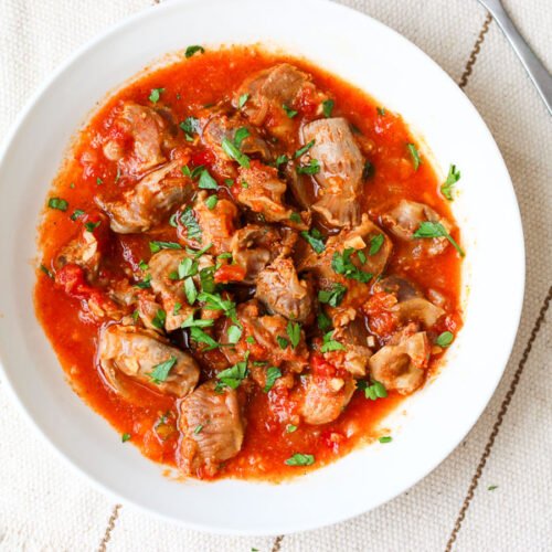Aprenda o segredo para deixar a moela de frango bem macia e saborosa! Receita simples, barata e clássica da cozinha brasileira, perfeita para servir com arroz ou polenta.