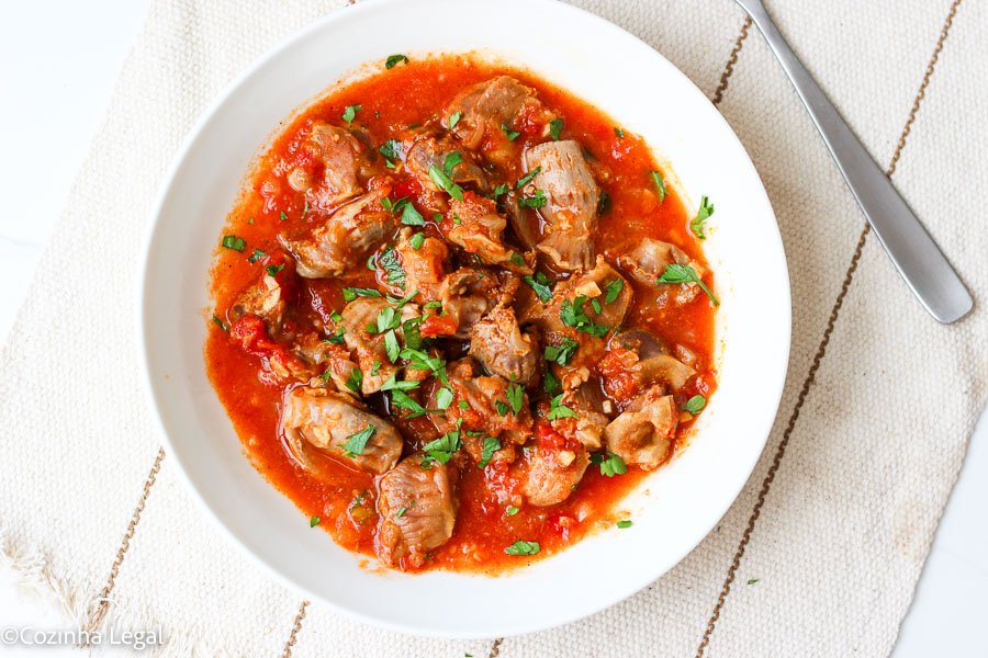 Aprenda o segredo para deixar a moela de frango bem macia e saborosa! Receita simples, barata e clássica da cozinha brasileira, perfeita para servir com arroz ou polenta.