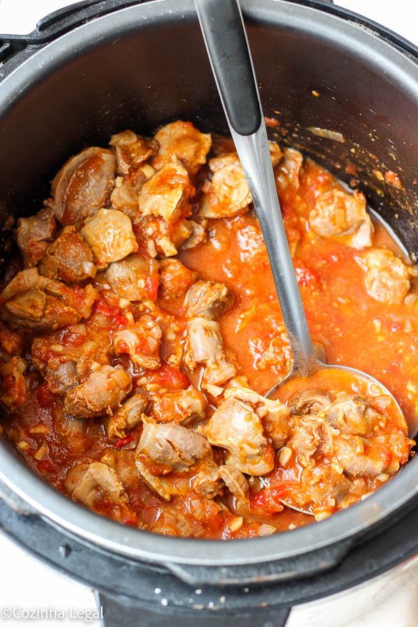Aprenda o segredo para deixar a moela de frango bem macia e saborosa! Receita simples, barata e clássica da cozinha brasileira, perfeita para servir com arroz ou polenta.