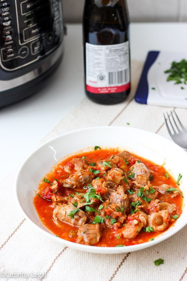 Aprenda o segredo para deixar a moela de frango bem macia e saborosa! Receita simples, barata e clássica da cozinha brasileira, perfeita para servir com arroz ou polenta.