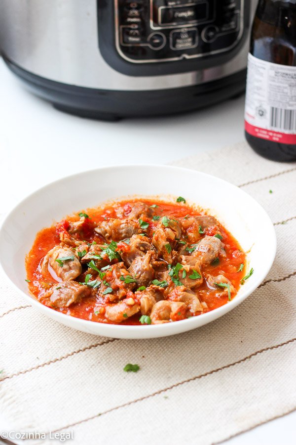 Aprenda o segredo para deixar a moela de frango bem macia e saborosa! Receita simples, barata e clássica da cozinha brasileira, perfeita para servir com arroz ou polenta.