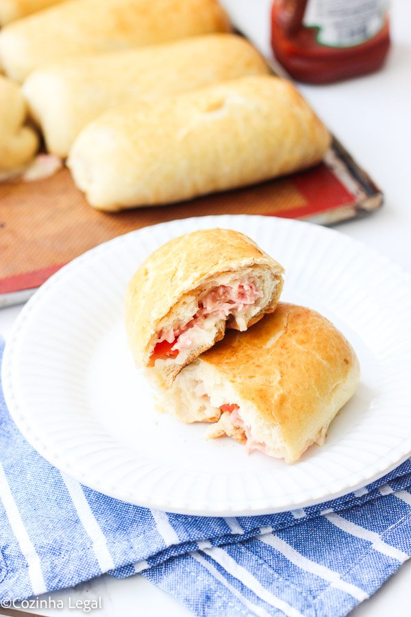 Aprenda a fazer massa de salgado assado fácil, macia e sem sovar. Ideal para congelar, perfeita para o lanche da tarde.