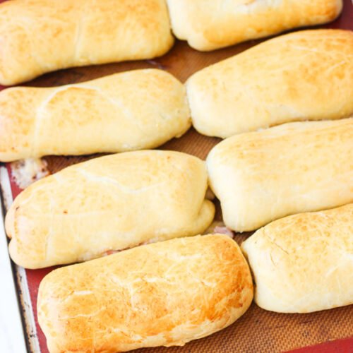 Aprenda a fazer massa de salgado assado fácil, macia e sem sovar. Ideal para congelar, perfeita para o lanche da tarde.