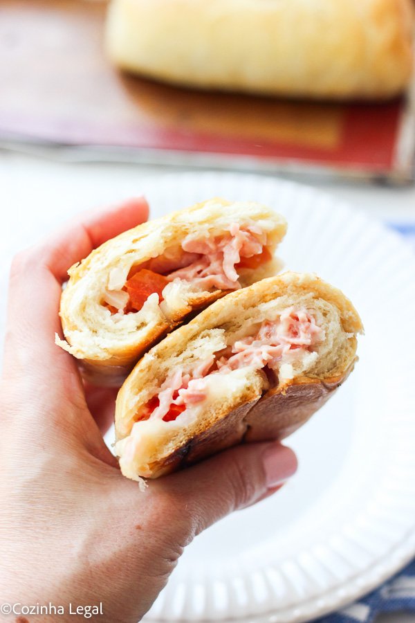 Aprenda a fazer massa de salgado assado fácil, macia e sem sovar. Ideal para congelar, perfeita para o lanche da tarde.