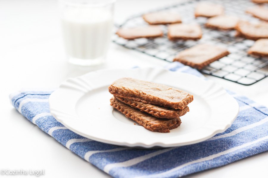 Como fazer biscoff caseiro, amanteigado e cheio de especiarias! Mais barato que o original e fácil de fazer. Confira o passo a passo aqui.