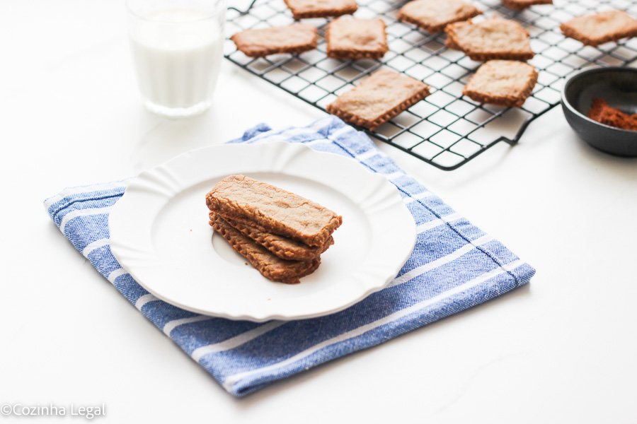 Biscoff caseiro, amanteigado e cheio de especiarias! Mais barato que o original e fácil de fazer.
