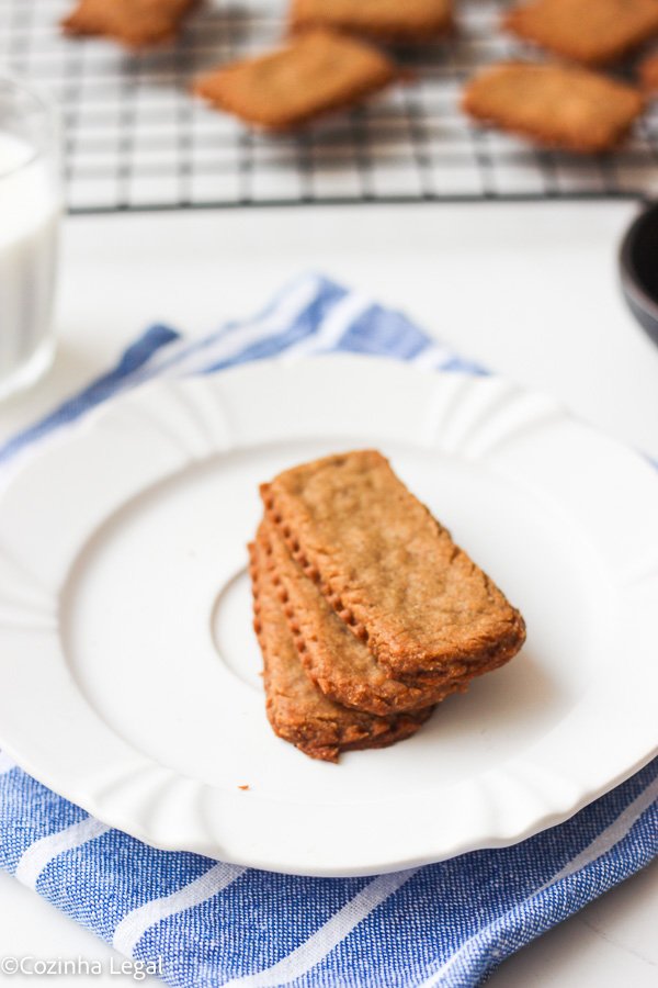 Como fazer biscoff caseiro, amanteigado e cheio de especiarias! Mais barato que o original e fácil de fazer. Confira o passo a passo aqui.