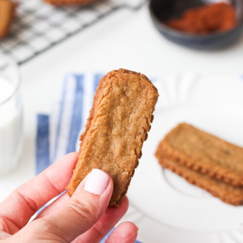 Como fazer biscoff caseiro, amanteigado e cheio de especiarias! Mais barato que o original e fácil de fazer. Confira o passo a passo aqui.