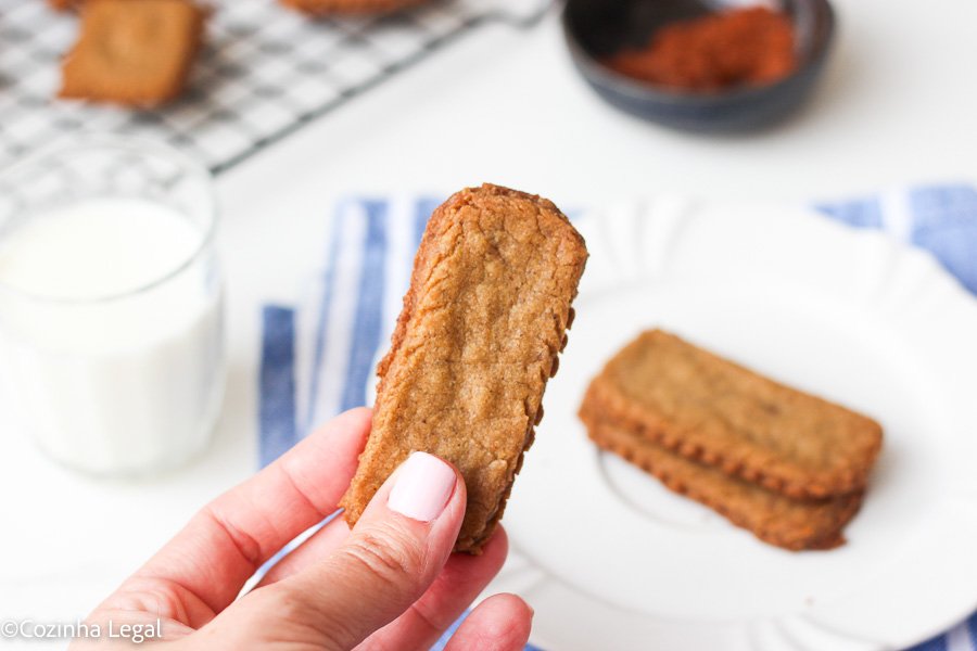 Como fazer biscoff caseiro, amanteigado e cheio de especiarias! Mais barato que o original e fácil de fazer. Confira o passo a passo aqui.
