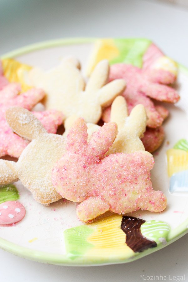 Aprenda a fazer esse biscoito amanteigado de Páscoa fácil com apenas 6 ingredientes. Fica crocante daqueles que derrete na boca.