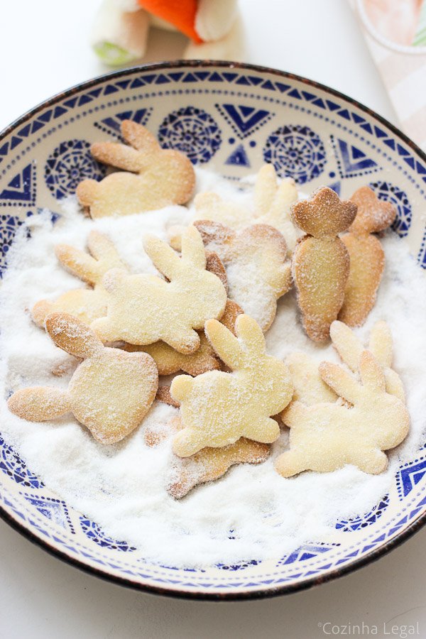 Aprenda a fazer esse biscoito amanteigado de Páscoa fácil com apenas 6 ingredientes. Fica crocante daqueles que derrete na boca.