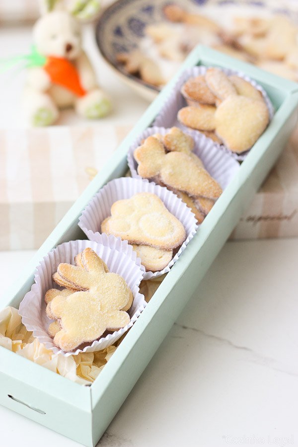 Aprenda a fazer esse biscoito amanteigado de Páscoa fácil com apenas 6 ingredientes. Fica crocante daqueles que derrete na boca.
