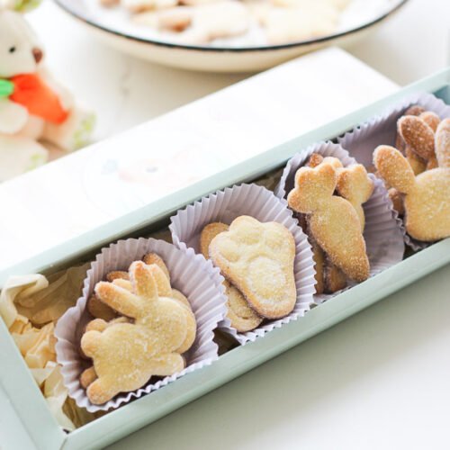 Aprenda a fazer esse biscoito amanteigado de Páscoa fácil com apenas 6 ingredientes. Fica crocante daqueles que derrete na boca.