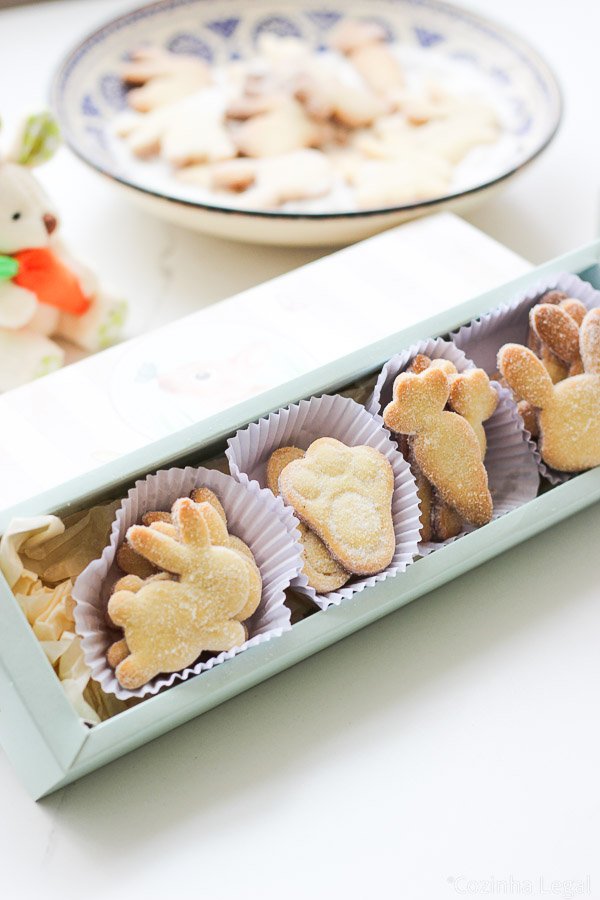 Aprenda a fazer esse biscoito amanteigado de Páscoa fácil com apenas 6 ingredientes. Fica crocante daqueles que derrete na boca.