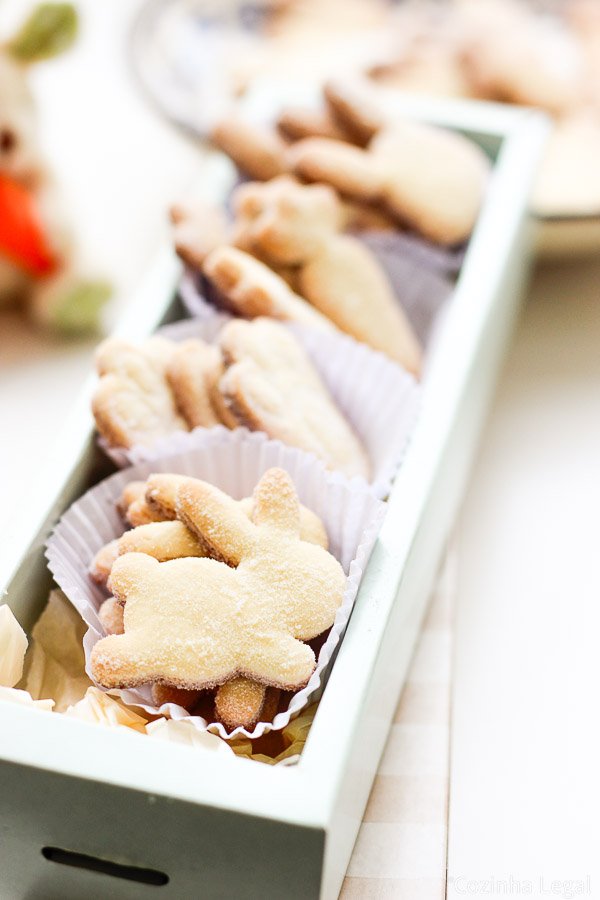 Aprenda a fazer esse biscoito amanteigado de Páscoa fácil com apenas 6 ingredientes. Fica crocante daqueles que derrete na boca.