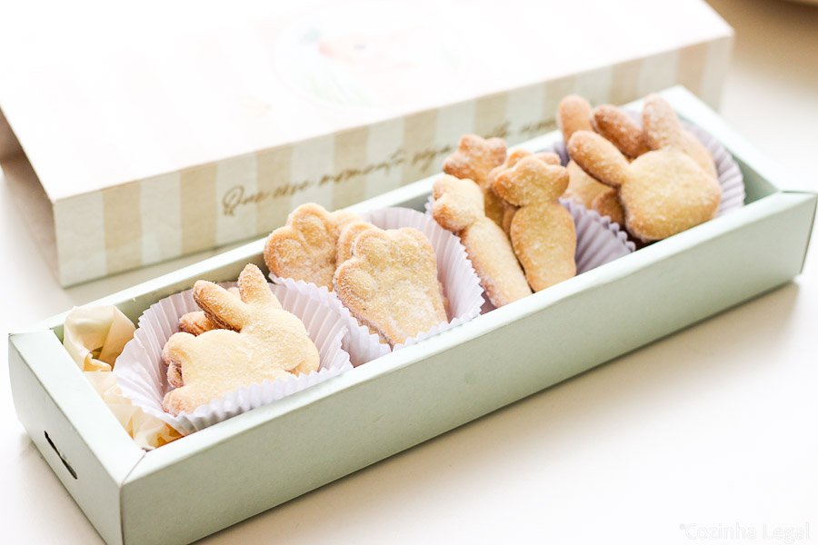 Aprenda a fazer esse biscoito amanteigado de Páscoa fácil com apenas 6 ingredientes. Fica crocante daqueles que derrete na boca.