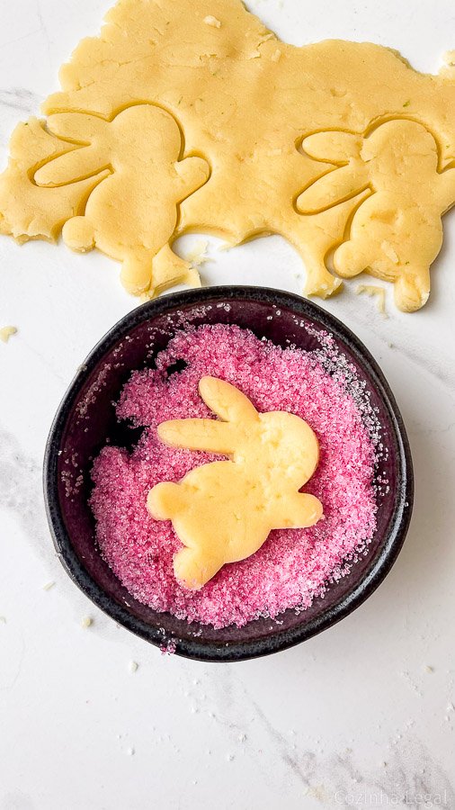 Aprenda a fazer esse biscoito amanteigado de Páscoa fácil com apenas 6 ingredientes. Fica crocante daqueles que derrete na boca.