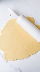 Incorpore os ingredientes com a mão até formar uma bola de massa.