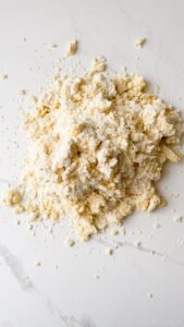 Incorpore os ingredientes com a mão até formar uma bola de massa.