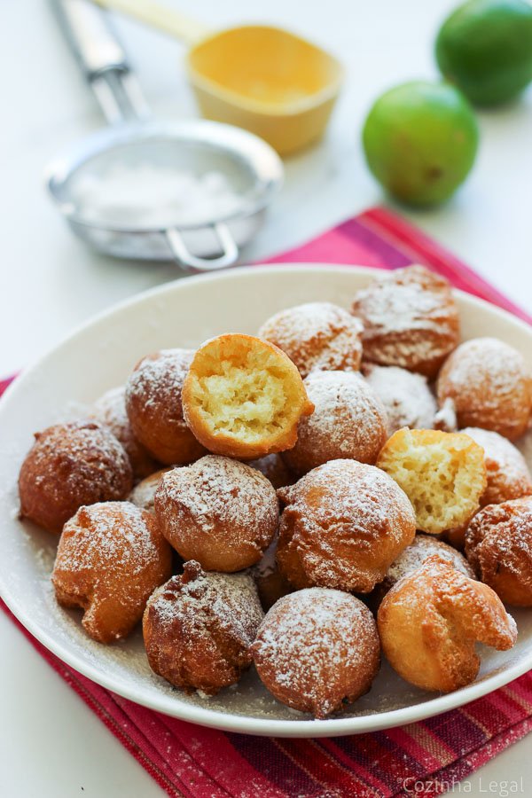 Bolinho de chuva de limão sequinho, crocante por fora e macio por dentro. Receita fácil com poucos ingredientes e ideal para o lanche da tarde