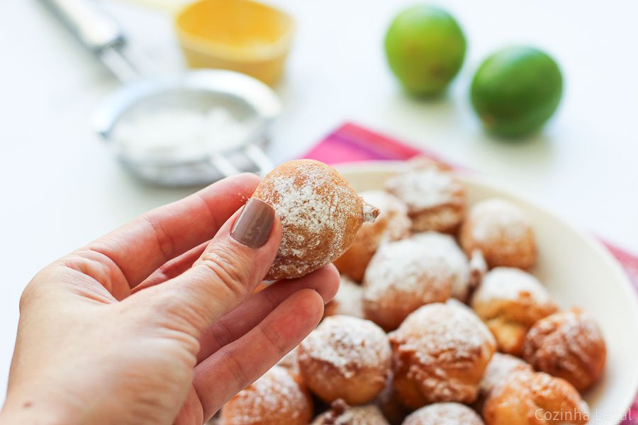 Bolinho de chuva de limão sequinho, crocante por fora e macio por dentro. Receita fácil com poucos ingredientes e ideal para o lanche da tarde