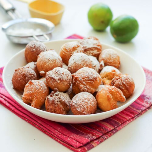 Bolinho de chuva de limão sequinho, crocante por fora e macio por dentro. Receita fácil com poucos ingredientes e um toque cítrico perfeito para o lanche da tarde.