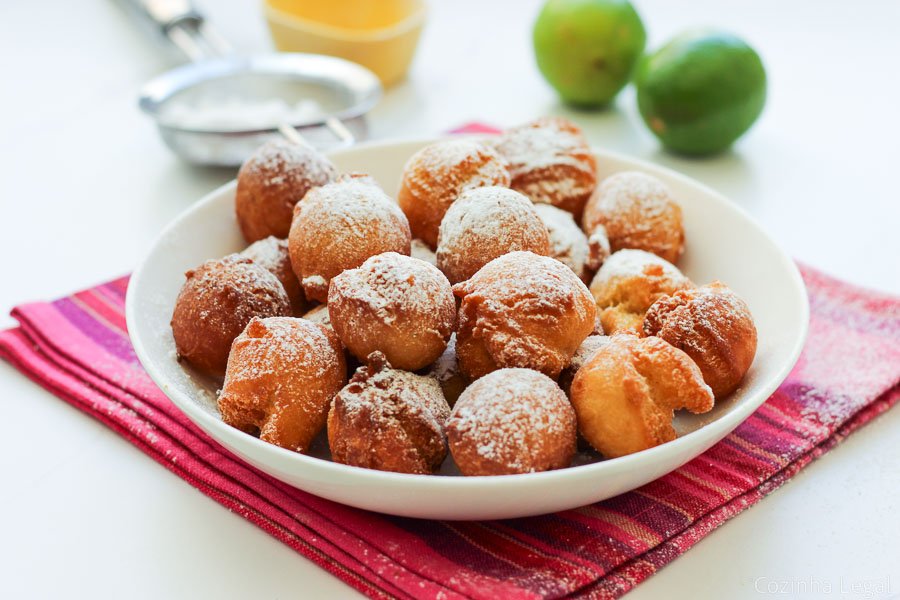 Bolinho de chuva de limão sequinho, crocante por fora e macio por dentro. Receita fácil com poucos ingredientes e ideal para o lanche da tarde