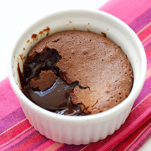 Faça petit gateau na airfryer com 5 ingredientes em apenas 15 minutos. Receita fácil, cremosa e perfeita para quem tem medo de errar!