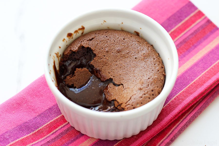 Faça petit gateau na airfryer com 5 ingredientes em apenas 15 minutos. Receita fácil, cremosa e perfeita para quem tem medo de errar!