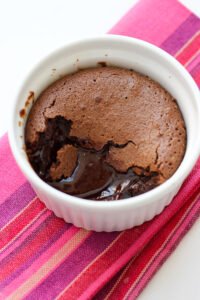 Petit Gateau na Airfryer com 5 ingredientes (pronto em 15 minutos!)