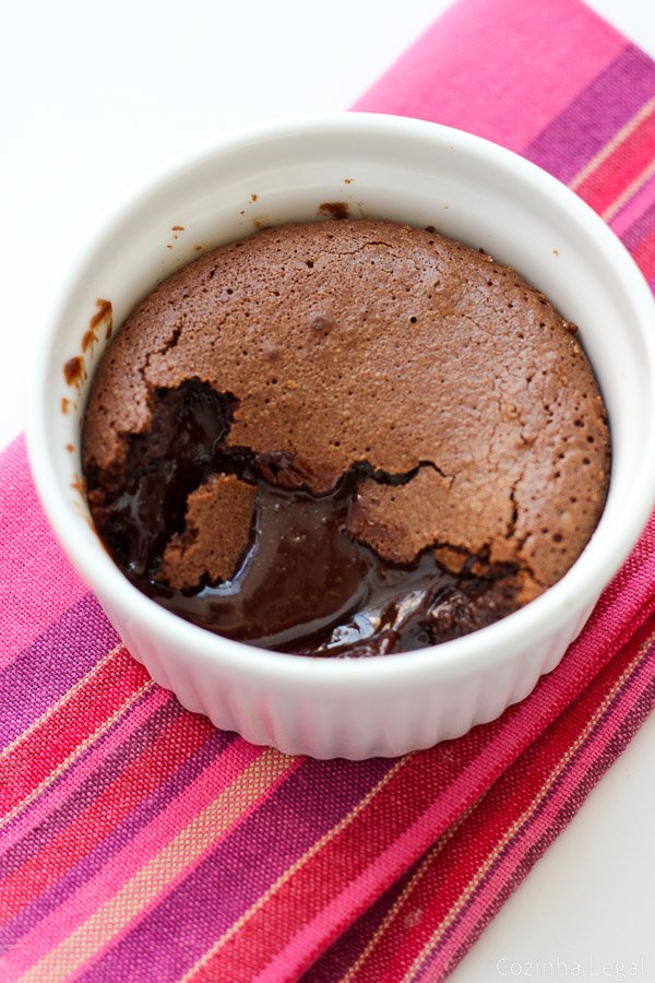 Faça petit gateau na airfryer com 5 ingredientes em apenas 15 minutos. Receita fácil, cremosa e perfeita para quem tem medo de errar!