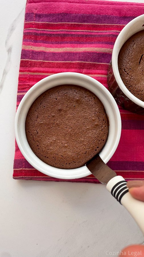 Faça petit gateau na airfryer com 5 ingredientes em apenas 15 minutos. Receita fácil, cremosa e perfeita para quem tem medo de errar!