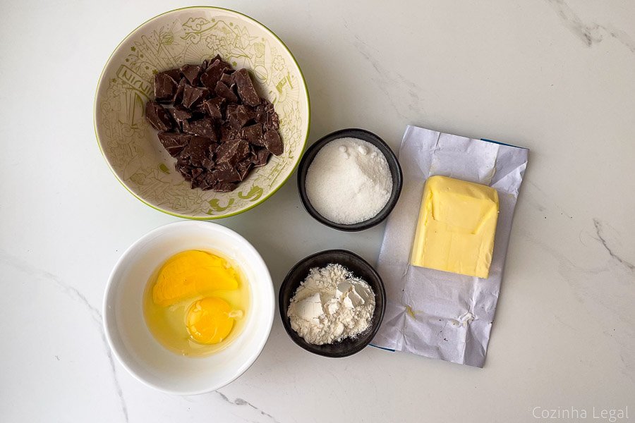 Faça petit gateau na airfryer com 5 ingredientes em apenas 15 minutos. Receita fácil, cremosa e perfeita para quem tem medo de errar!