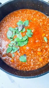 Receita prática de molho à bolonhesa caseiro: fácil, saboroso e perfeito para congelar. Ideal para acompanhar massas ou preparar uma lasanha deliciosa.