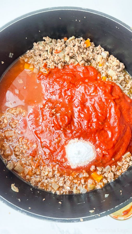 Receita prática de molho à bolonhesa caseiro: fácil, saboroso e perfeito para congelar. Ideal para acompanhar massas ou preparar uma lasanha deliciosa.