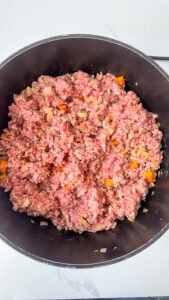 Receita prática de molho à bolonhesa caseiro: fácil, saboroso e perfeito para congelar. Ideal para acompanhar massas ou preparar uma lasanha deliciosa.